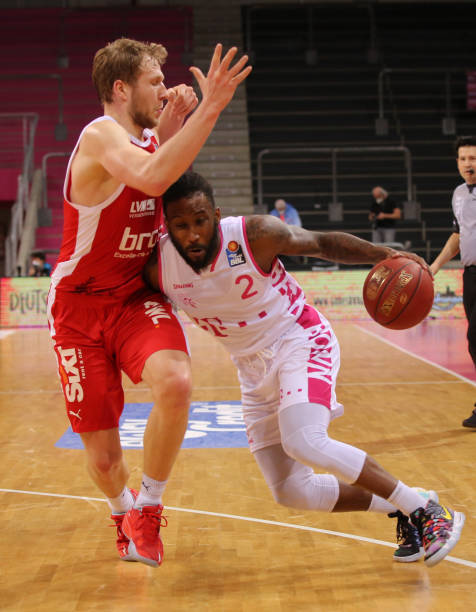 她不仅在双 她不仅在双